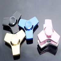 Triangle finger spinner